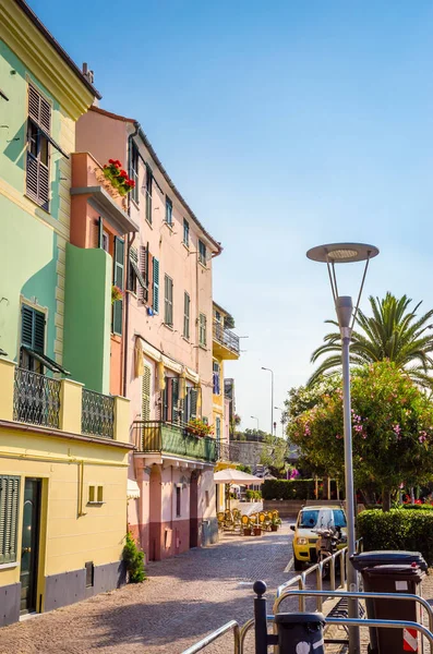 Dar sokaklar ve geleneksel Celle Ligure binaları, Liguri