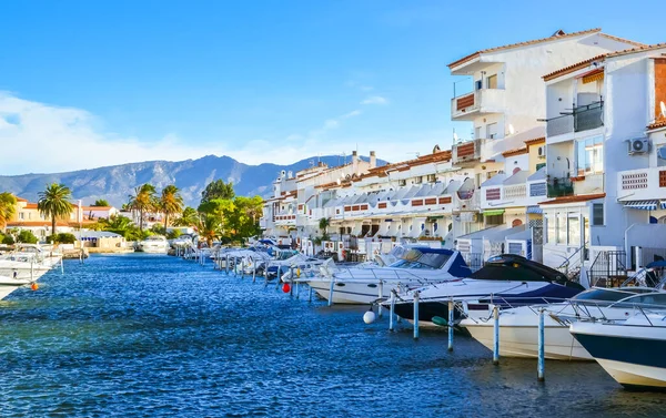 Yatları, tekneleri ve su yolları olan Empuriabrava 'nın yaz manzarası