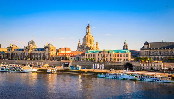 Dres 'teki Elbe nehri ile Eski Şehir mimarisinin yaz manzarası