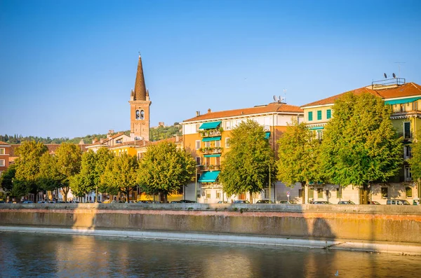 Adige Nehri 'ndeki güzel eski evler ve Santa Anastasia Kulesi