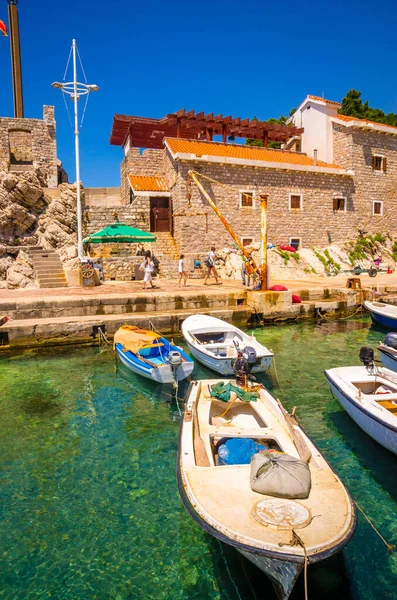 Güzel Akdeniz manzarası - Karadağ 'ın Petrovac kenti. 