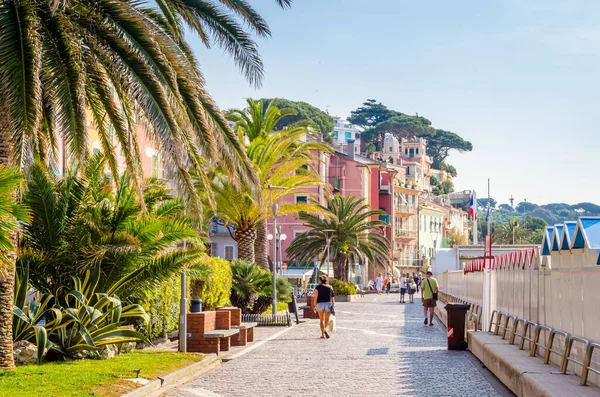 Dar sokaklar ve geleneksel Celle Ligure binaları, Liguri