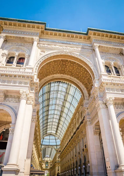 Vittorio Emanuele galerisi Square Piazza Duomo 'da sabah, Mil