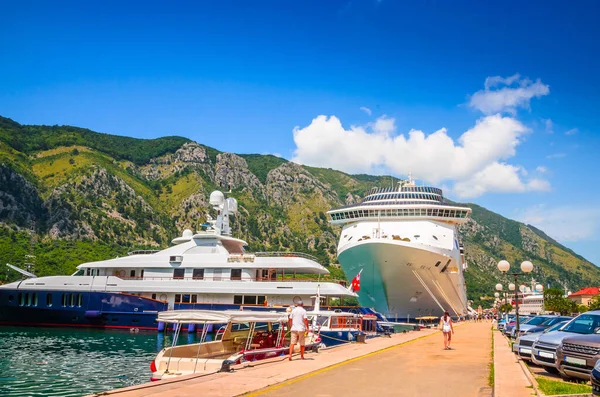 Karadağ 'ın eski kenti Kotor' da yolcu gemisi.