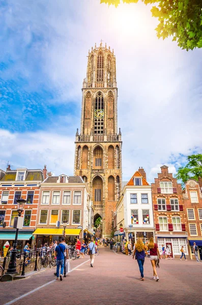 Geleneksel eski binalar ve Utre 'deki Dom katedralinin kulesi