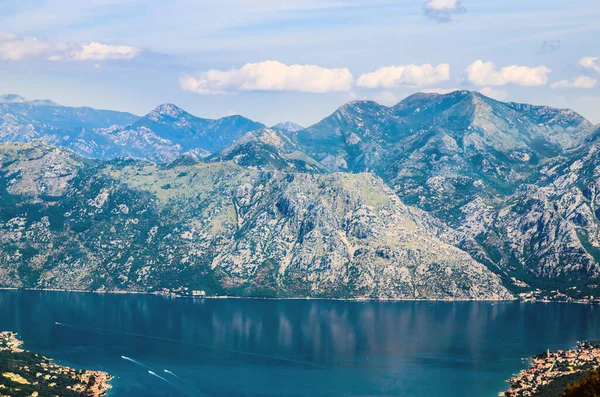 Karadağ 'ın Kotor kenti yakınlarındaki deniz koyunda panoramik manzara.