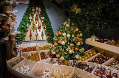 Dükkanında süslemeleri olan güzel bir Noel ağacı.