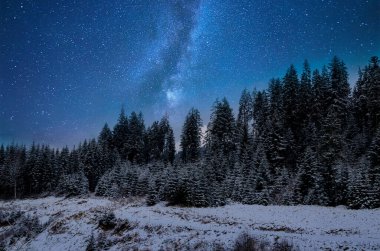 Kışın güzel bir gece. Dağ manzarası