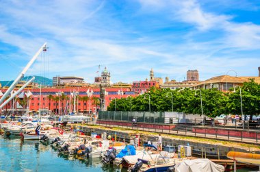 Cenova 'nın eski limanında güzel bir yaz günü, Liguria, ben