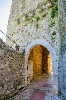 Eski bir kasabada eski bir taş binanın girişine.