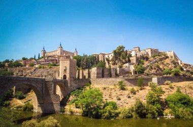 Şehir merkezindeki Alcazar ve Alcantara Köprüsünün panoramik görüntüsü