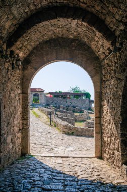 Arnavutluk 'un Kruja kentindeki eski şatoya giden güzel ve rahat bir yol