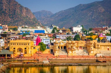 Kutsal Göl ve şehir Pushkar, Rajasthan, Hindistan 'da panoramik manzara. 