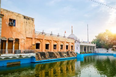 Amritsar, Punja 'da Shree Durgiana Tirath tapınağının avlusu