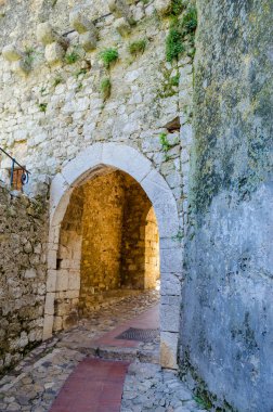 Eski bir kasabada eski bir taş binanın girişine.