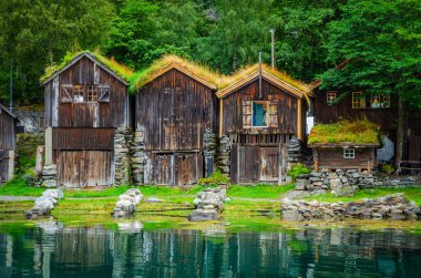 Sahilde geleneksel ahşap evleri olan eski köy manzarası 