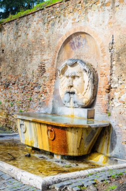 İtalya, Roma 'daki portakal bahçelerinde aslan başı çeşmesi