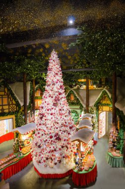 Noel ağacının olduğu güzel bir Noel kartı.