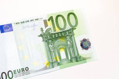 beyaz zemin üzerinde yüz euro banknot