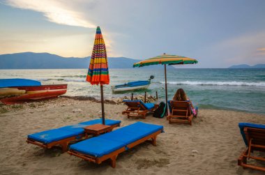 Arnavutluk 'un Vlora kentinde gün batımında güzel yaz deniz manzarası