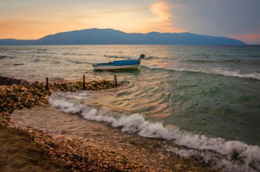 Arnavutluk 'un Vlora kentinde gün batımında güzel yaz deniz manzarası