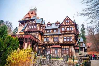 Sinaia 'daki güzel Pelisor kalesi, Karpat Dağları, Romanca