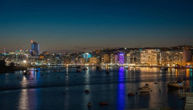 Sliema, Malta 'da güzel bir şehir ve sahil manzarası