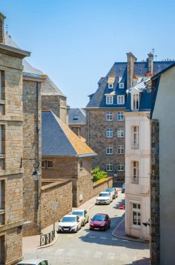 Eski şehrin güzel caddesi Saint-Malo, Bretagne, Fransa