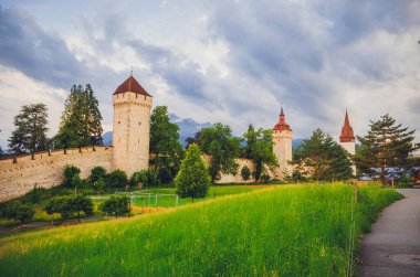 Luzern, İsviçre 'deki eski şehir duvarı ve kuleleri