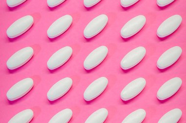 Pembe arka planda izole edilmiş eczane. Tıbbi ilaçlar. İlaç. 