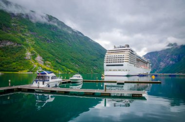 Geiranger, Geirangerfjord limanında bir gemi turu.