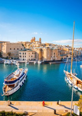 Güzel Ada Bazilikası ve Birgu 'nun panoramik manzarası,
