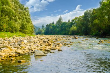 Dağlar arasında dar vadiden akan dağ nehri