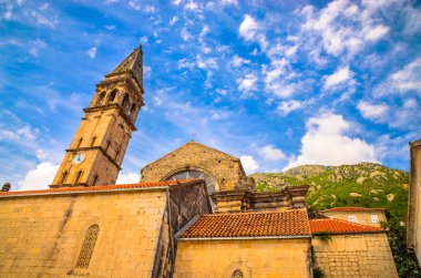 Güzel Akdeniz manzarası - Perast kasabası, Kotor Körfezi (Boka