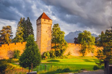 Luzern, İsviçre 'deki eski şehir duvarı ve kuleleri