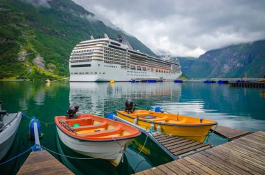 Geiranger, Geirangerfjord limanında bir gemi turu.