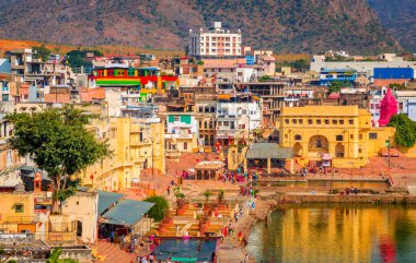 Kutsal Göl ve şehir Pushkar, Rajasthan, Hindistan 'da panoramik manzara. 