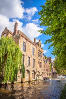 Bruges eski kasabasında güzel kanal ve geleneksel evler