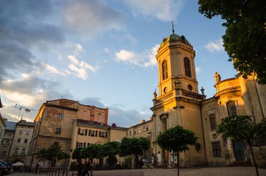Lviv, Ukrayna 'nın eski şehir merkezinde güzel bir gün batımı