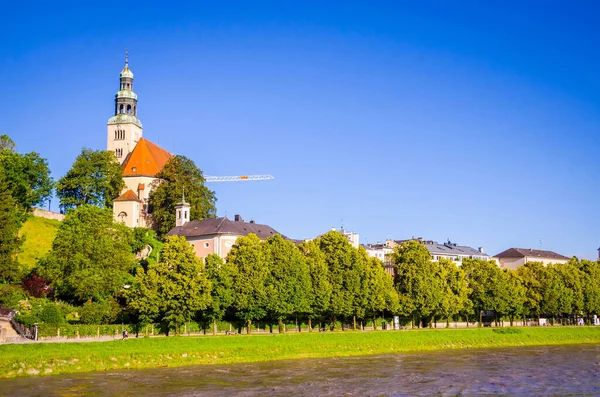 Yazın Salzburg ve Salzach nehrinin güzel manzarası, Salzbur.