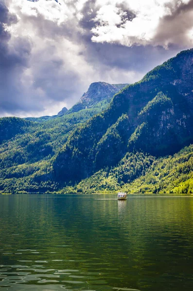 Dağlarda teknesi olan güzel göl manzarası