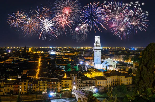 Verona 'nın havai fişekli güzel gece manzarası, Veneto r