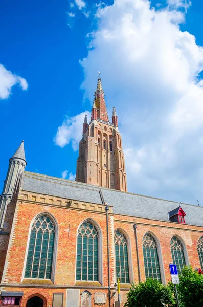 Leydimizin Kilisesi ve Bruges 'deki geleneksel dar sokaklar