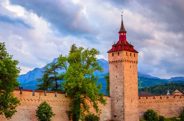 Luzern, İsviçre 'deki eski şehir duvarı ve kuleleri