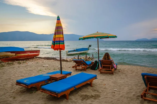 Arnavutluk 'un Vlora kentinde gün batımında güzel yaz deniz manzarası