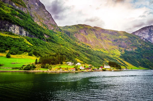 Sognefjord kıyısındaki küçük bir köy, en güzel köylerden biri.