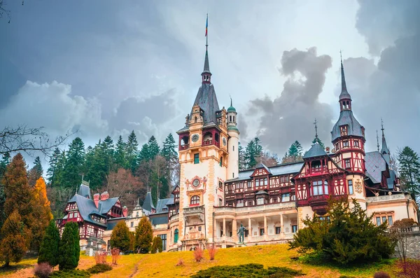 Sinaia, Karpatya Dağları, Romanya 'daki Güzel Peles Kalesi,