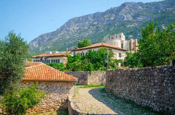 Geleneksel Arnavutluk ile Kruja kalesi yakınlarındaki güzel eski köy