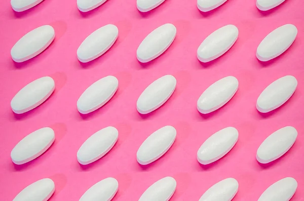 Pembe arka planda izole edilmiş eczane. Tıbbi ilaçlar. İlaç. 