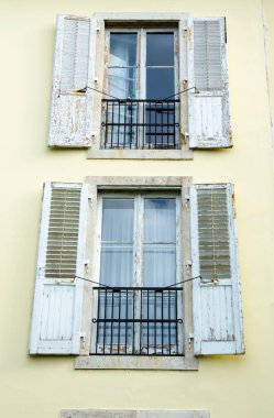 stare okna na ściana żółty